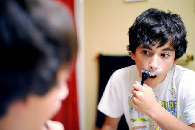 Come insegnare ad un figlio a farsi la barba