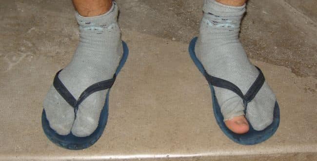 uomo con sandali e calzini