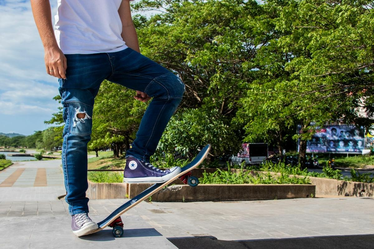 Jeans strappato largo o skinny, quale scegliere?