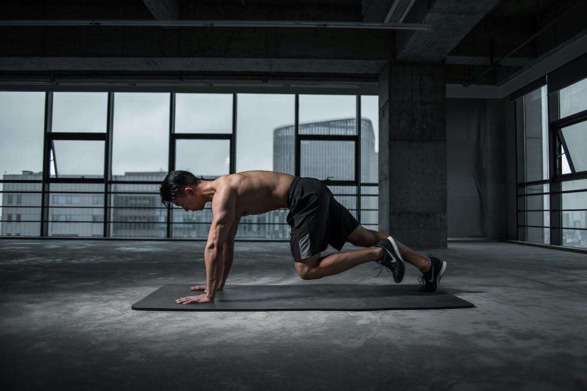Fitness 101: come mantenersi in forma con pochi esercizi a casa