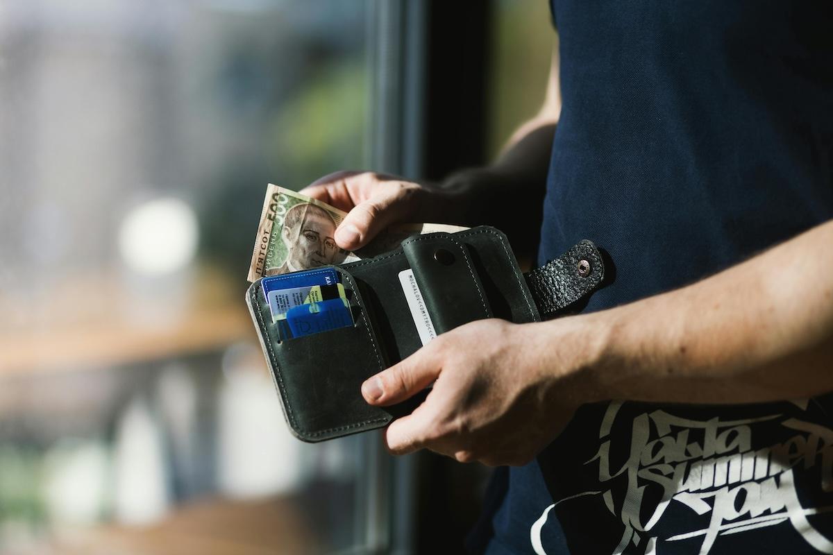Oltre la pura funzionalità: il portafoglio da uomo diventa dichiarazione di stile e personalità