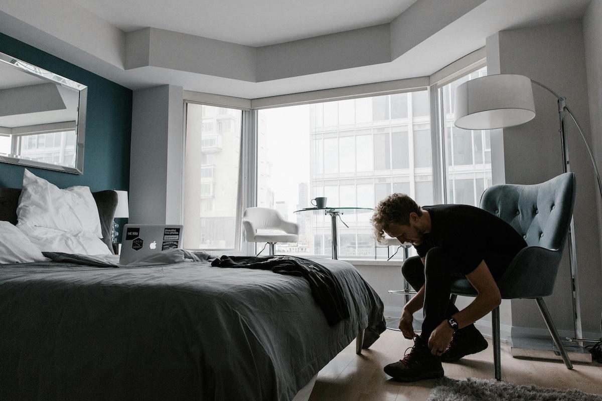 Routine maschile per una vita organizzata: lavoro, benessere e manutenzione domestica