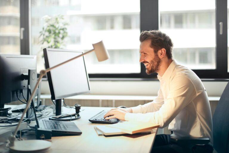 Mentalità vincente: come gli uomini affrontano oggi la pressione sociale e lavorativa
